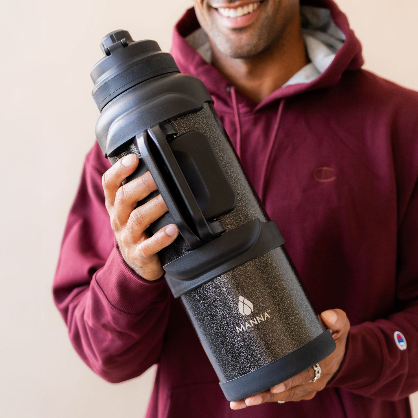 4l-titan-bottle-135-oz-v0 5Manna_Website_Lifestyles-29.jpg